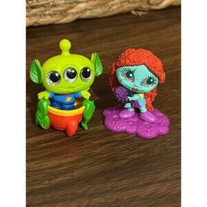 Alien and Sally doorables